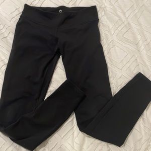 Girls Ivivva black leggings.
